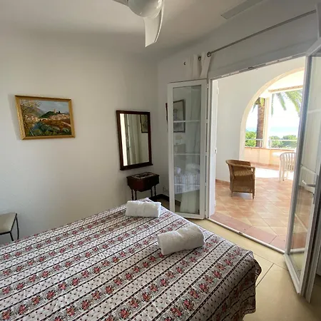 Holiday home Avec Piscine A 300 M Des Plages D'aiguebelle -
